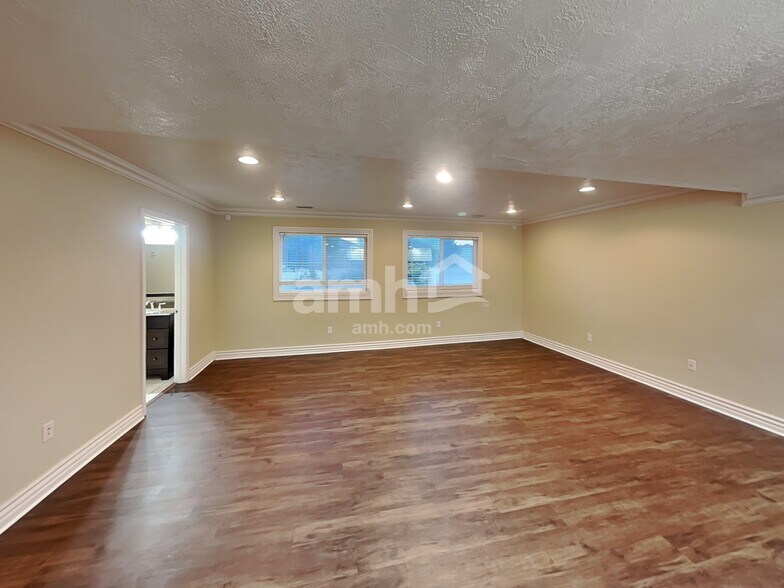 Building Photo - 1015 Westbury Ct