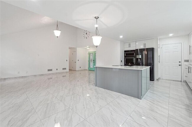 Building Photo - 3149 Lakeview Pkwy