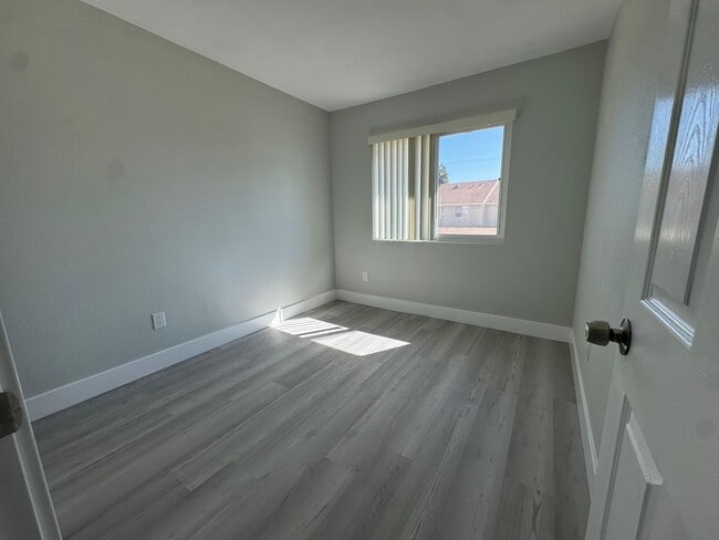 Building Photo - Fully renovated Condo