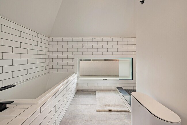 Building Photo - 4445 N Frederick Ave