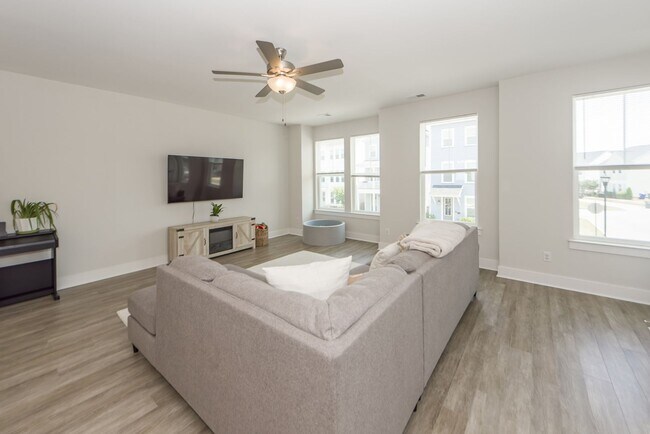 Building Photo - 3 Bedroom 2.5 Bath Single Family Home in Mixson