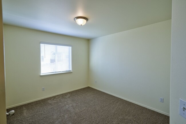 Building Photo - 882 NE Hidden Valley Dr