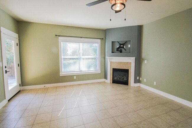 Building Photo - Walnut Grove 3 Bedroom Townhouse