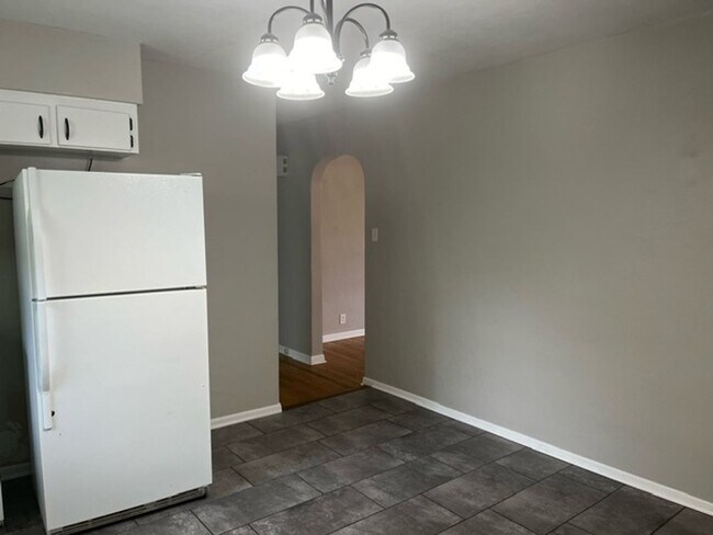 Building Photo - Super Cute 2 Bed 1 Bath House!
