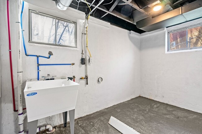 Building Photo - Newly Renovated 3 Bed/2.5 Bath Home - Cent...