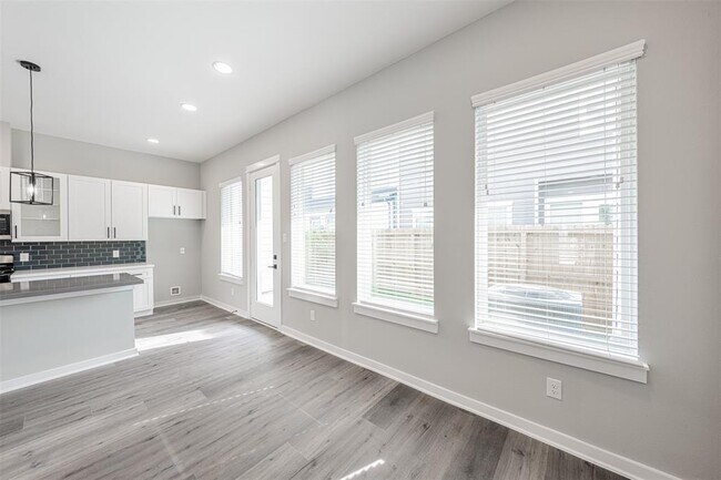 Building Photo - 8402 Berry Grn Ln