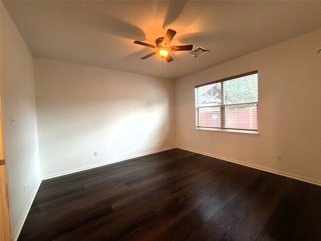 Building Photo - 302 Broken Pine Ct