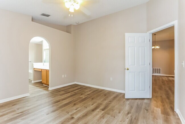 Building Photo - 98 Reeding Ridge Dr E