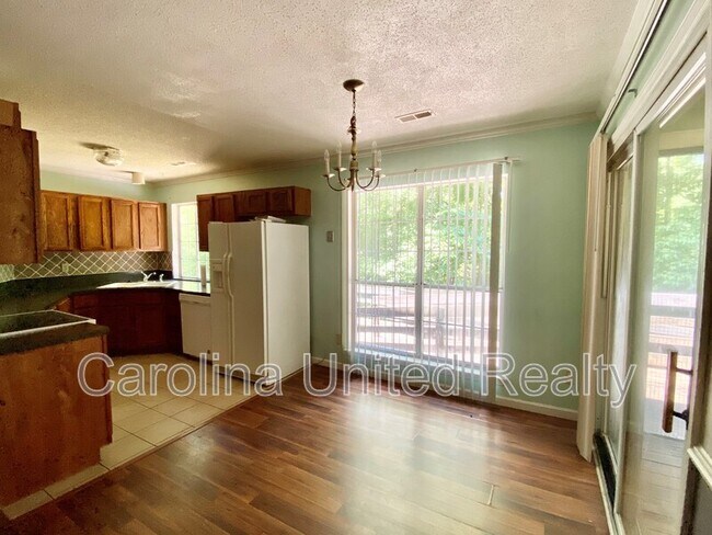 Building Photo - 3914 Aster Dr