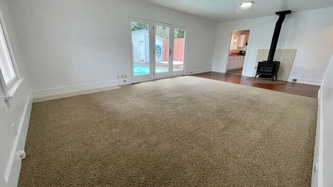 Building Photo - Country Living Home On Over Half An Acre! ...