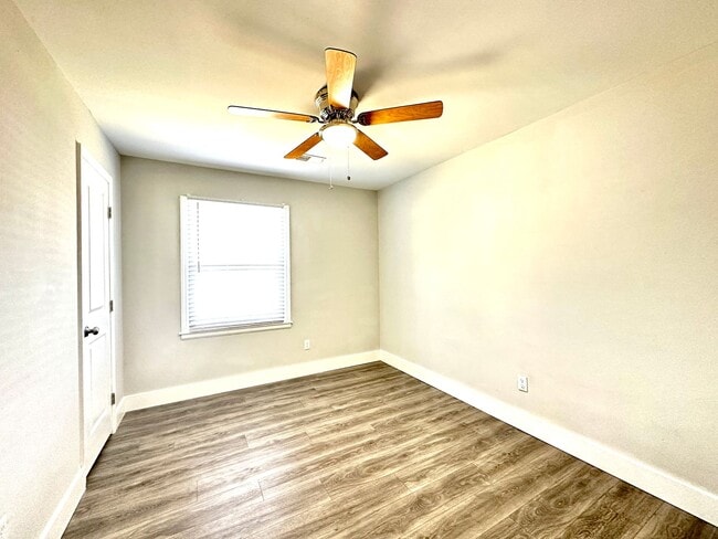 Building Photo - Gorgeous 3 Bed 1 Bath Renovated Brick Home...