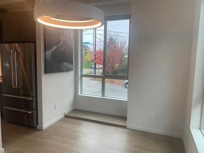 Building Photo - High End Madison Valley Row House !