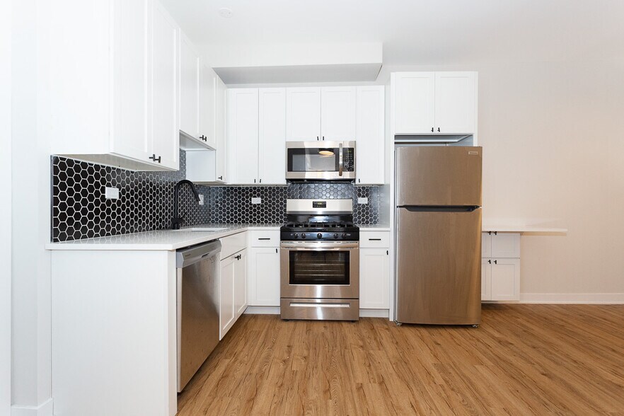 Building Photo - 661 W Wrightwood Ave