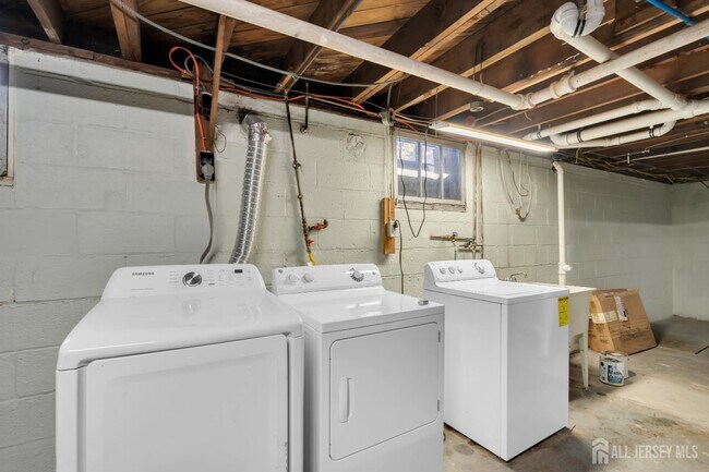 Building Photo - 20 Burnet St