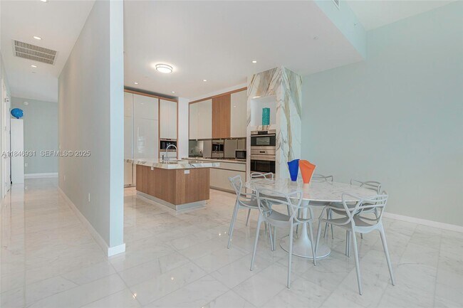 Building Photo - 2821 S Bayshore Dr