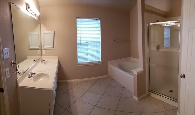 Building Photo - 11906 White Water Bay Dr