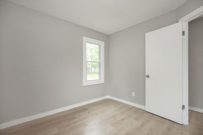 Building Photo - 3 Bedroom/1 Bath Single House Euclid!