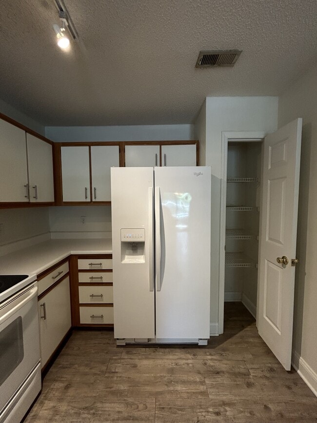 Building Photo - 104 Breezewood Dr