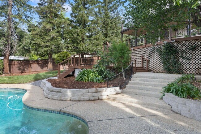 Building Photo - Gorgeous Executive Level Home 4 beds 3 baths close to hospitals and courthouse