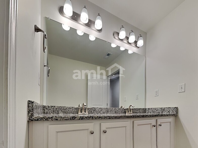 Building Photo - 2060 Brook Enclave Trail