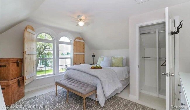 Building Photo - 212 S Pontiac Trail