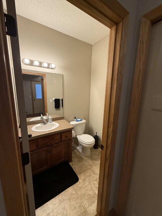 Building Photo - Spacious 4-Bedroom Home in Scenic Lino Lak...