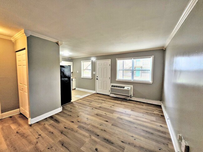 Building Photo - 1504 Oakwood Ave NE