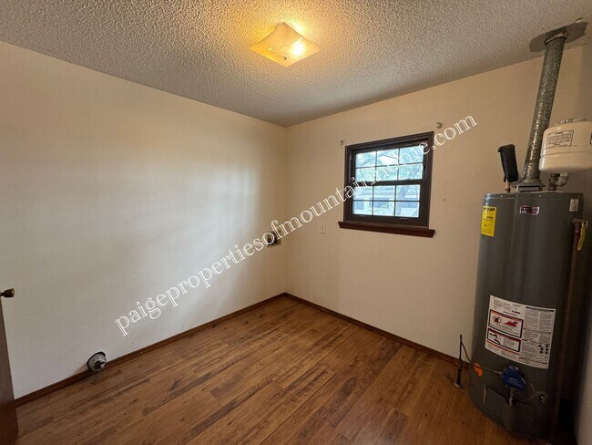 Building Photo - 3 Bedroom, 1 Bath Home on a Corner Lot