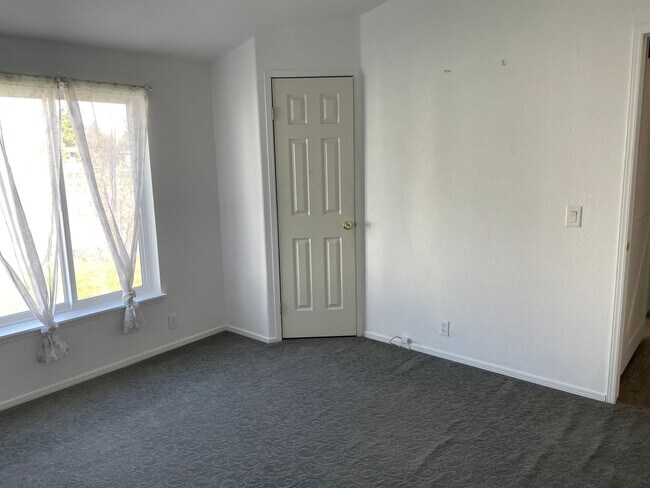 Building Photo - Sweeping Views of Cascade Valley