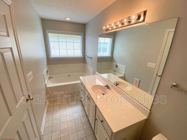 Building Photo - 110 Summer Trace Dr