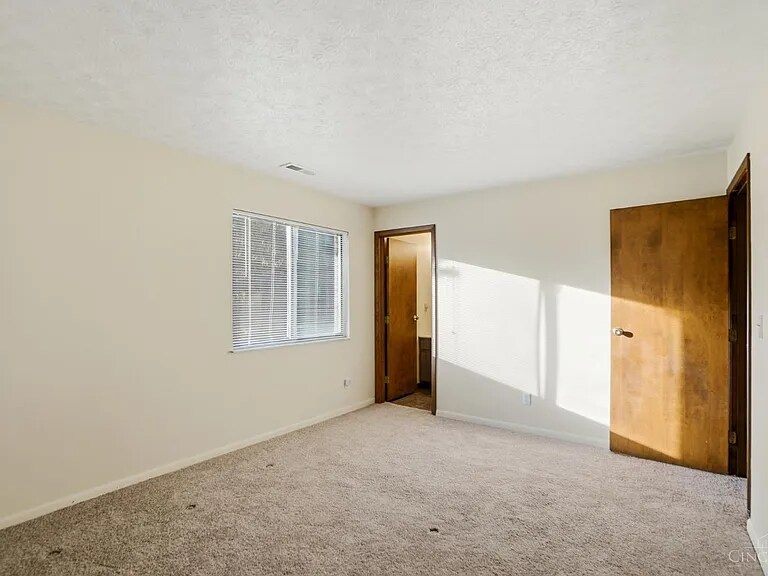 Building Photo - 2050 Woodtrail Dr