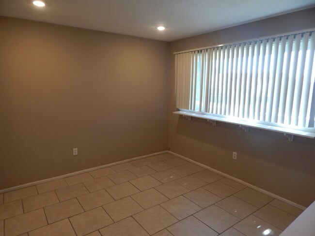 Building Photo - Beautiful Jurupa Hills Condo - 3 Bedroom