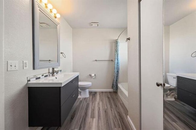 Building Photo - 3 Bed 2.5 Bath Home Available!