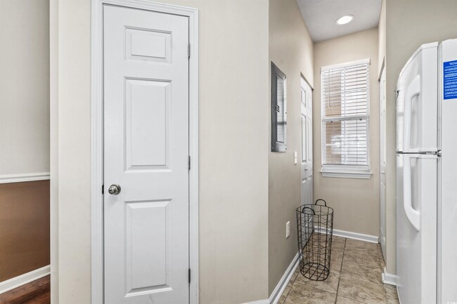 Building Photo - 620 River Oaks Dr