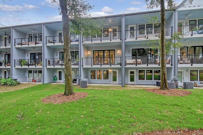 Building Photo - Available April 10th. Great 3 BR/3.5 BA Townhouse in Park Circle!