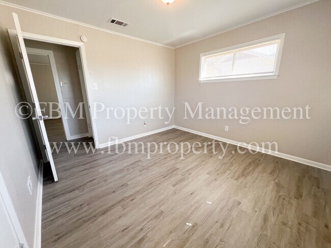 Building Photo - 1204 Williamsburg Dr