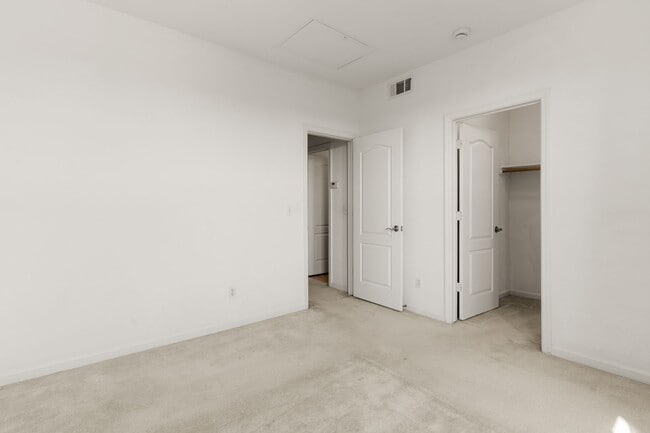 Building Photo - Modern, Private 2 Bed/2 Bath Townhouse wit...