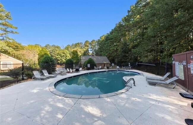 Building Photo - Renovated townhome in Great Alpharetta location