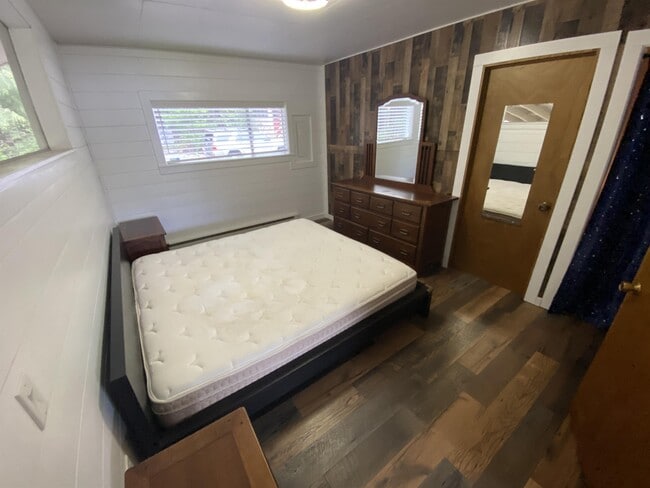 Building Photo - 31 SW Lake Roesiger Rd