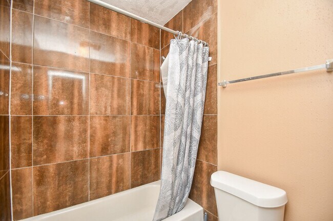 Building Photo - Nice duplex is back on the market
