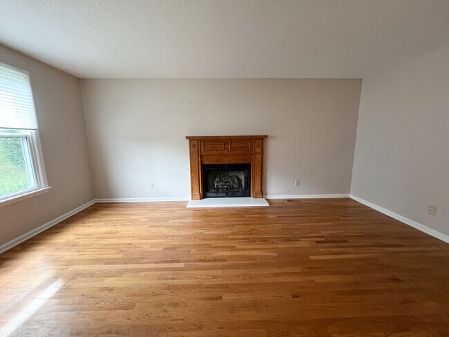 Building Photo - Gorgeous Single-Family Home! Large Deck, B...