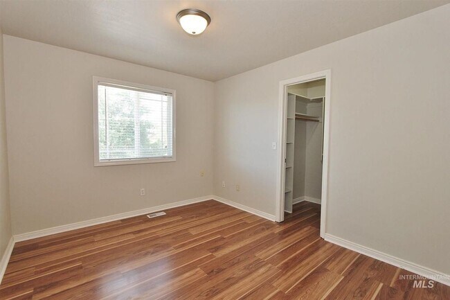 Building Photo - Beautiful Open Floor Plan Home in Boise!