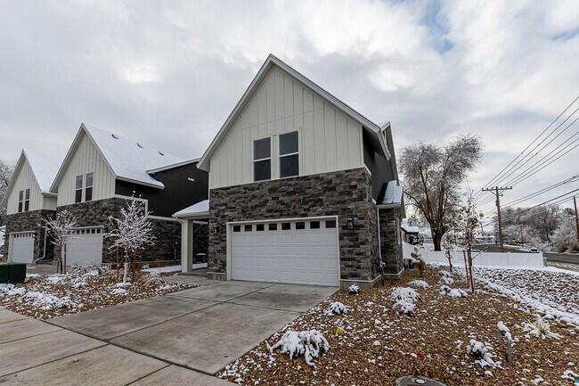 Building Photo - 712 E Zekes Ct
