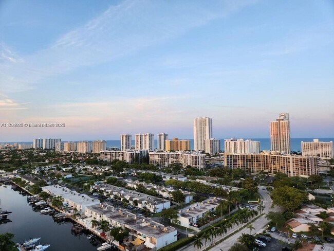 Building Photo - 2500 Parkview Dr
