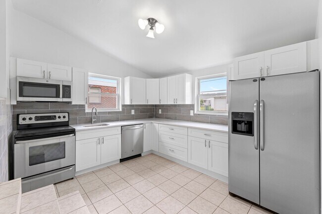 Building Photo - 813 N Kiowa St
