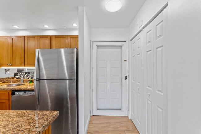 Building Photo - 551 Greensward Ln