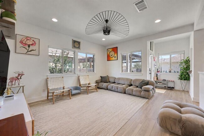 Building Photo - 6203 Principale Dr