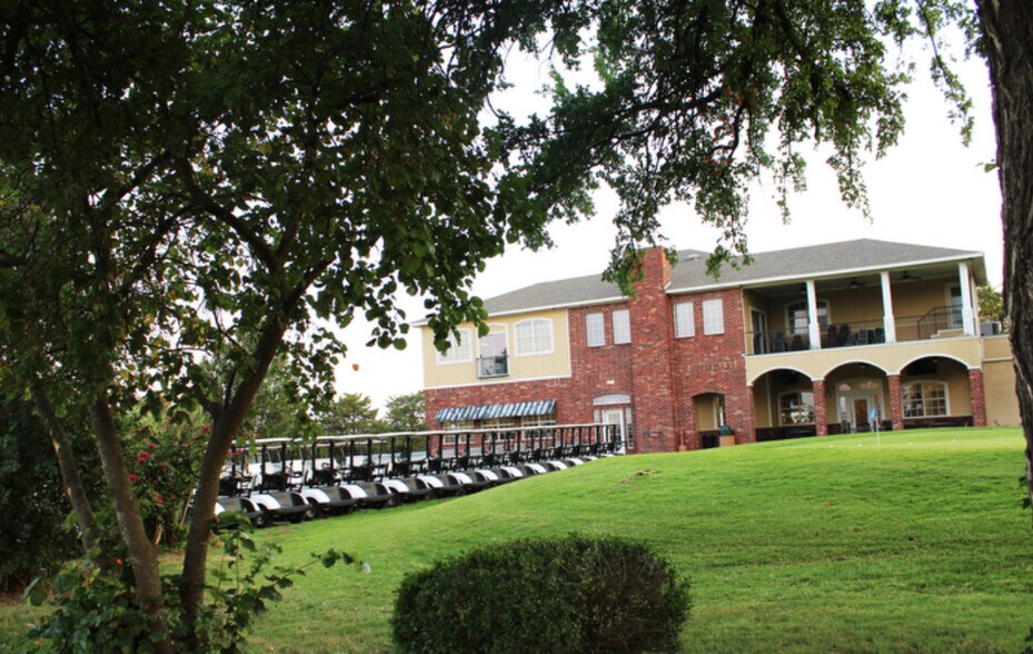 Building Photo - 2116 Tanglewood Blvd