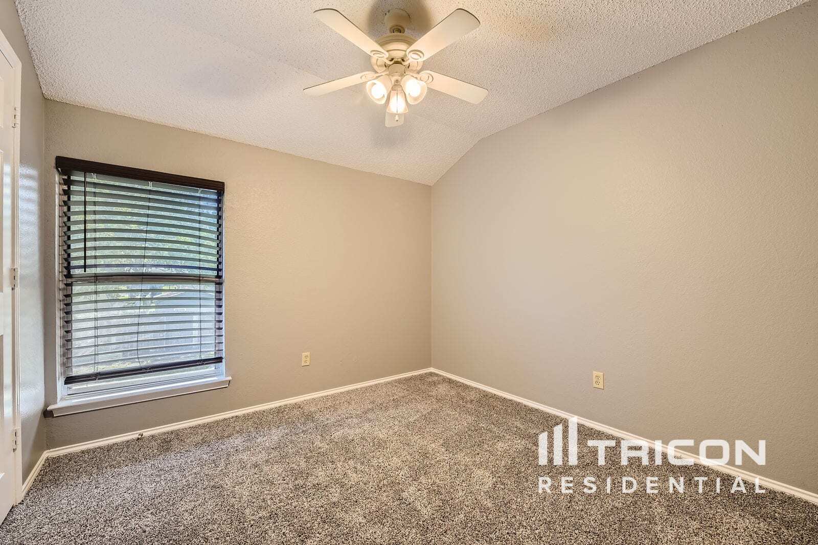 Building Photo - 909 Canary Ln