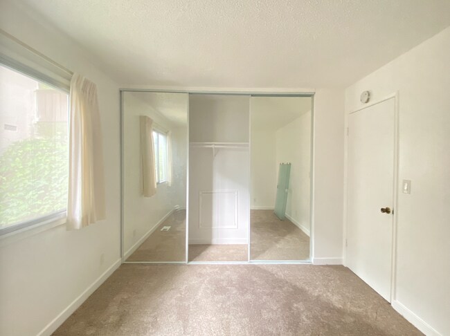 Building Photo - HUGE Stunning Remodeled 1BR/1BA Flat! Parking! -PROGRESSIVE